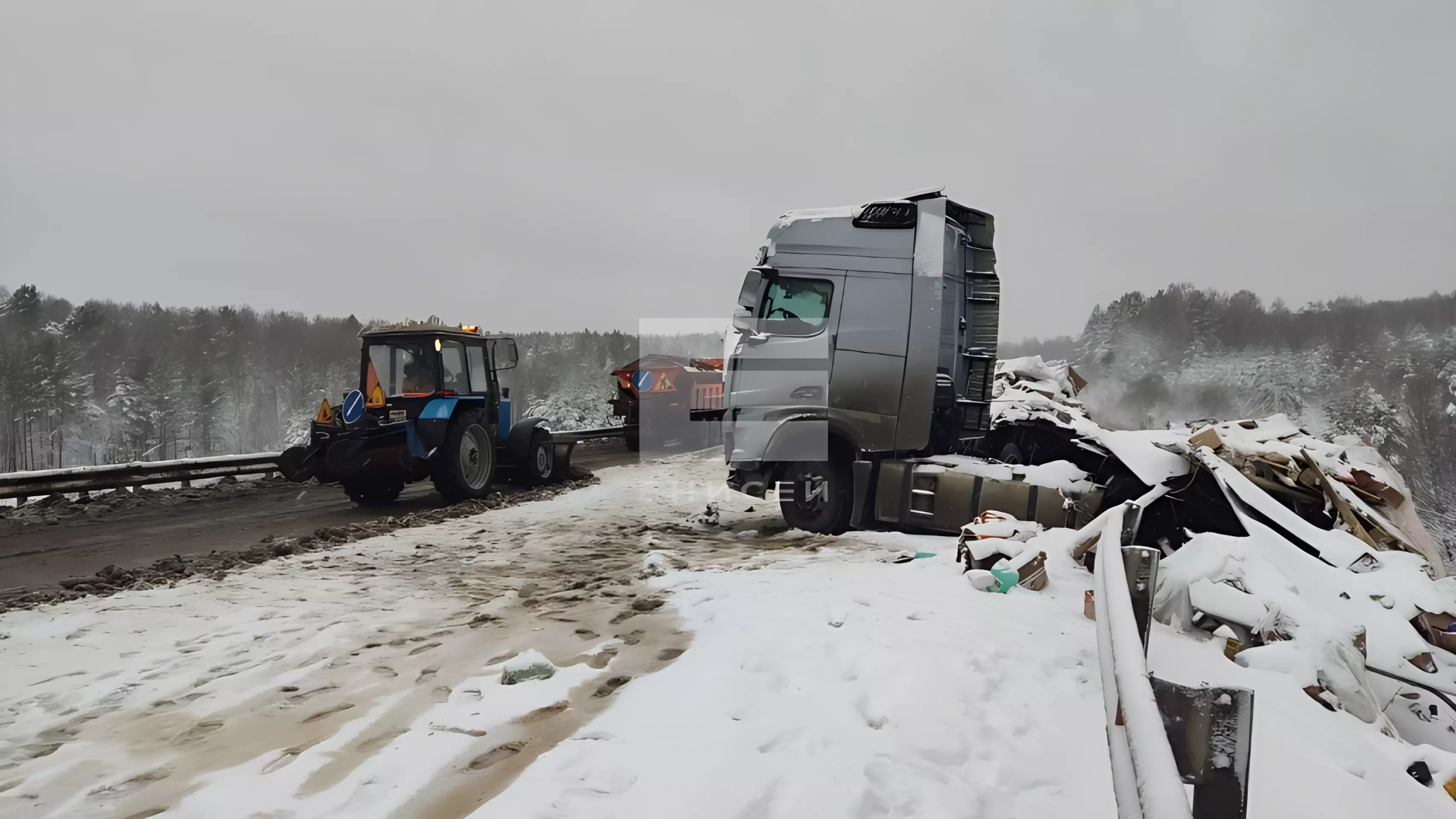 На трассе под Красноярском лоб в лоб столкнулись два грузовика