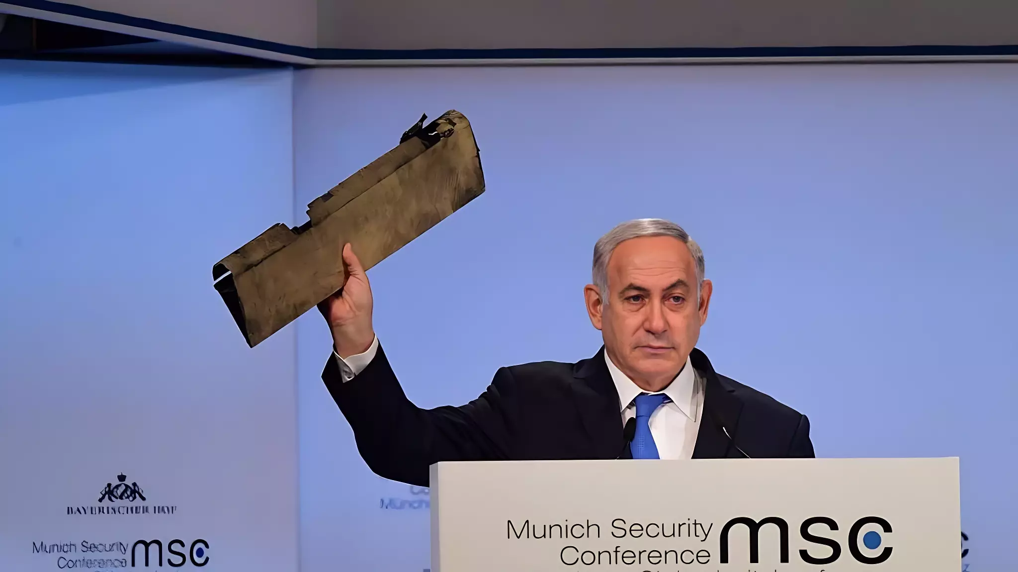 Беньямин Нетаньяху с фрагментом сбитого над Израилем иранского беспилотника
