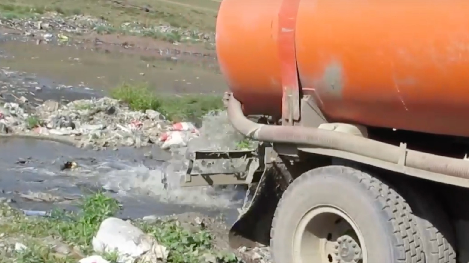 В Аскизском районе жидкие отходы сливали прямо в воду