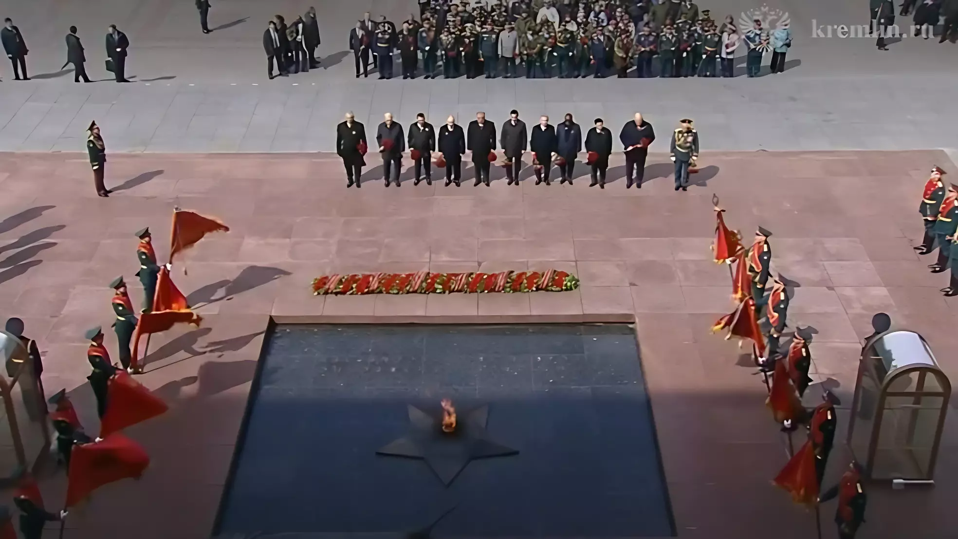 Путин вместе с лидерами зарубежных стран возложил цветы к Могиле Неизвестного Солдата
