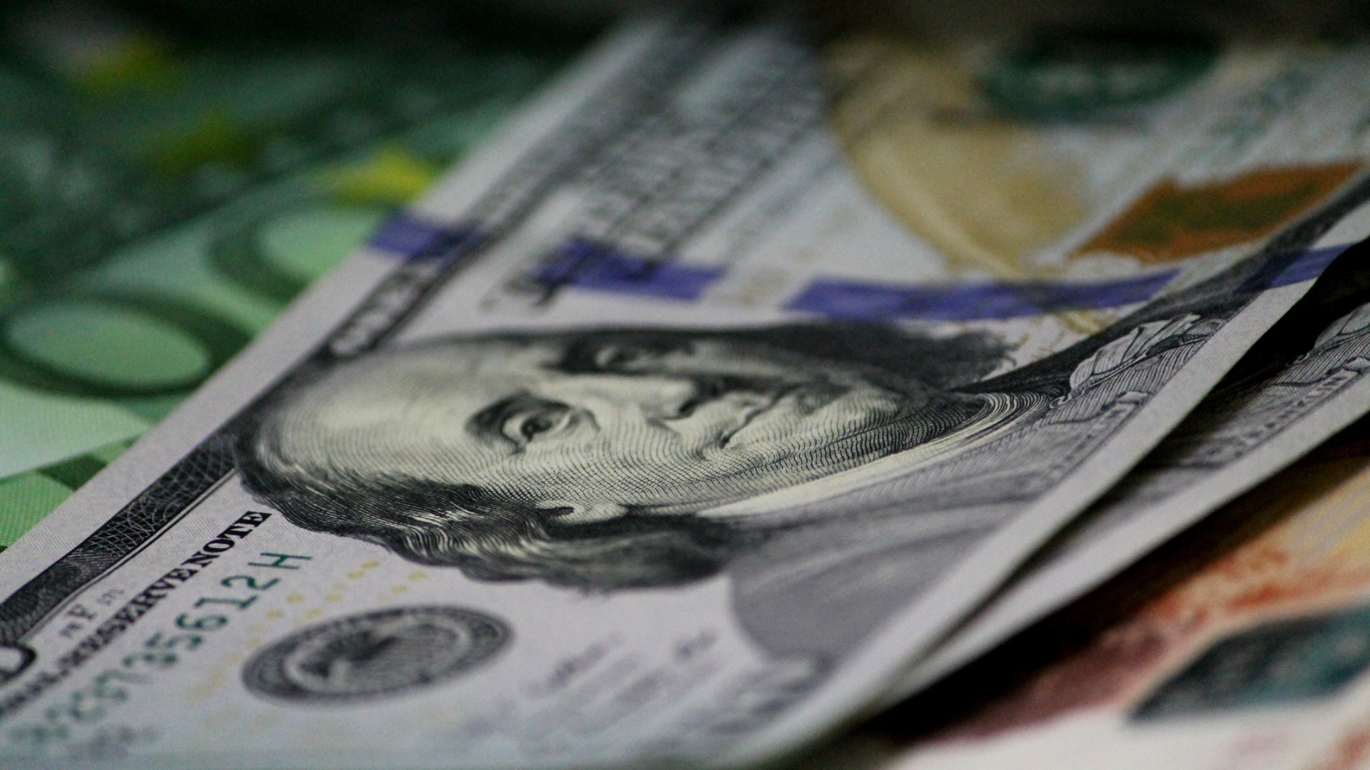Доллар поднялся выше 89 рублей впервые с марта 2022 — а что в банках Хакасии?