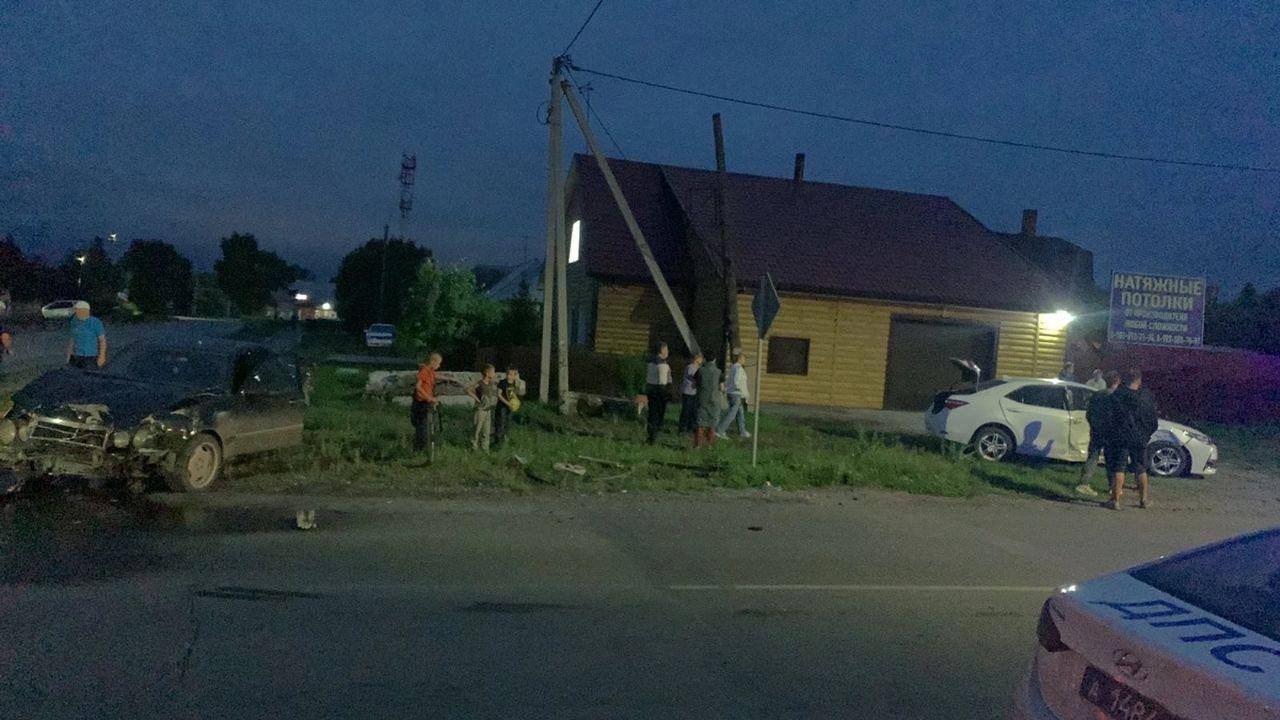 В Хакасии молодой водитель не уступил дорогу и устроил ДТП на перекрестке