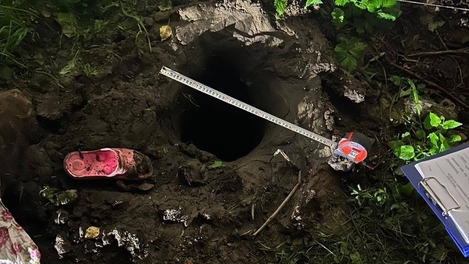 В Красноярском крае девочка упала в яму и задохнулась — ее нашли по торчащим ногам