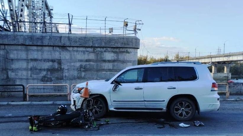 В Абакане мотоциклист без водительского удостоверения влетел во внедорожник