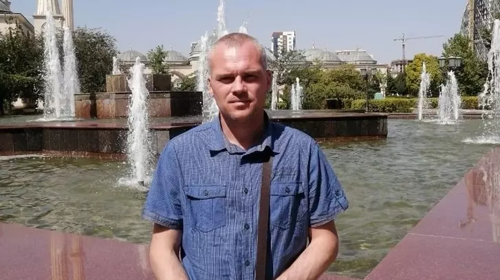 Александр Быданов на фоне минаретов мечети «Сердце Чечни»