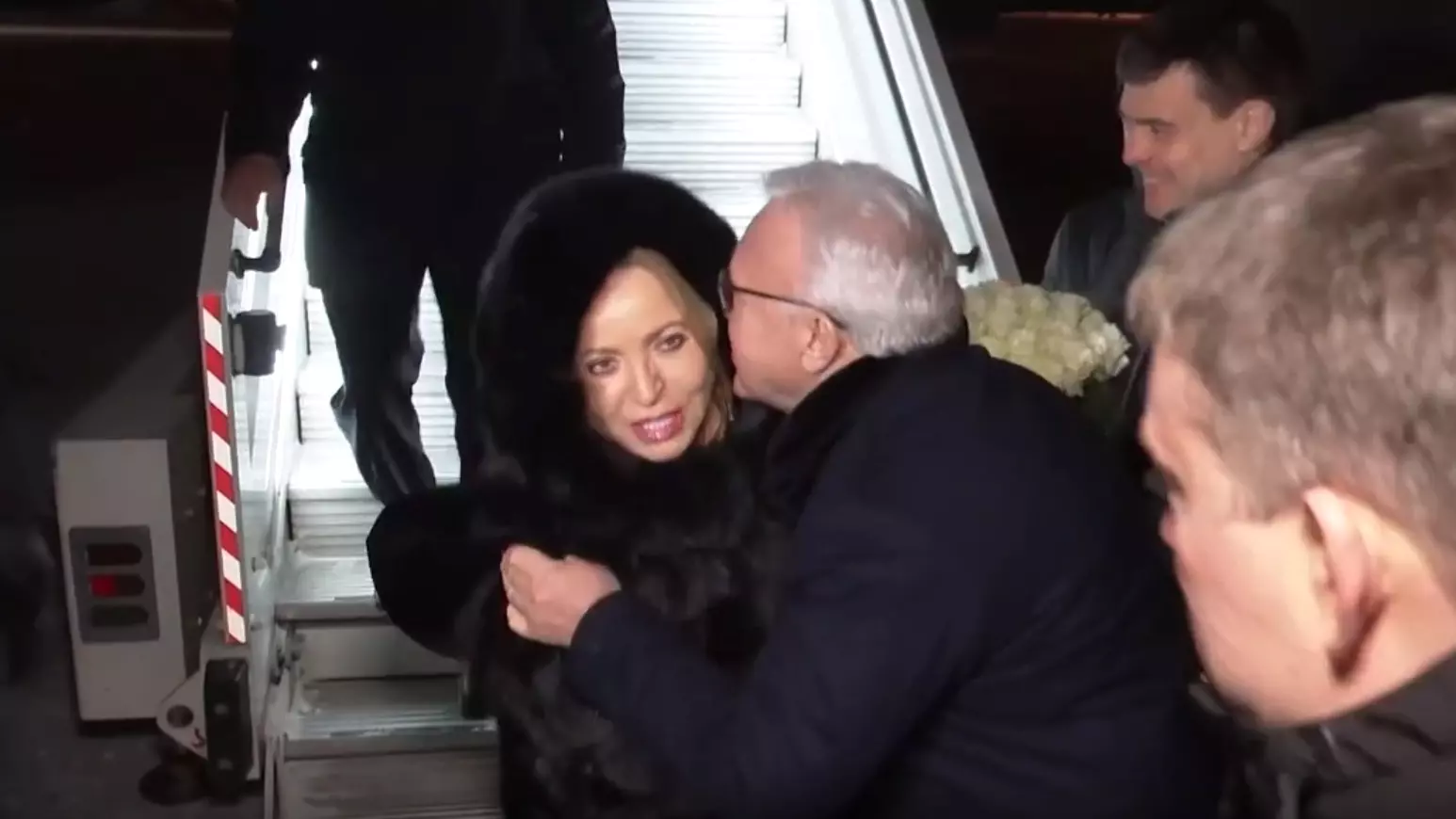 Валентина Матвиенко в Красноярске уклонилась от поцелуя сенатора Усса. Что это было?