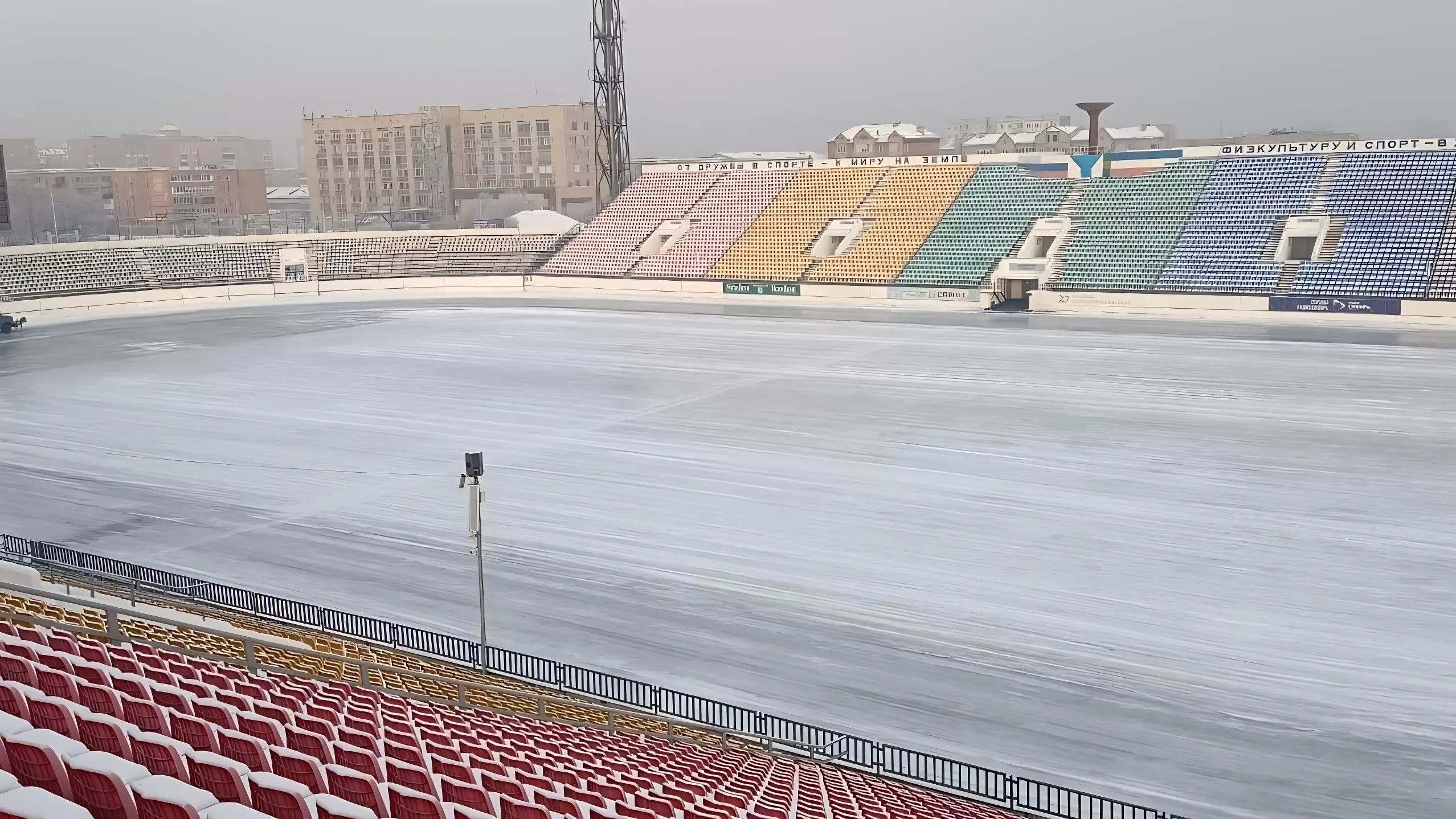 В Абакане начали заливать лед в спортивном комплексе «Саяны»