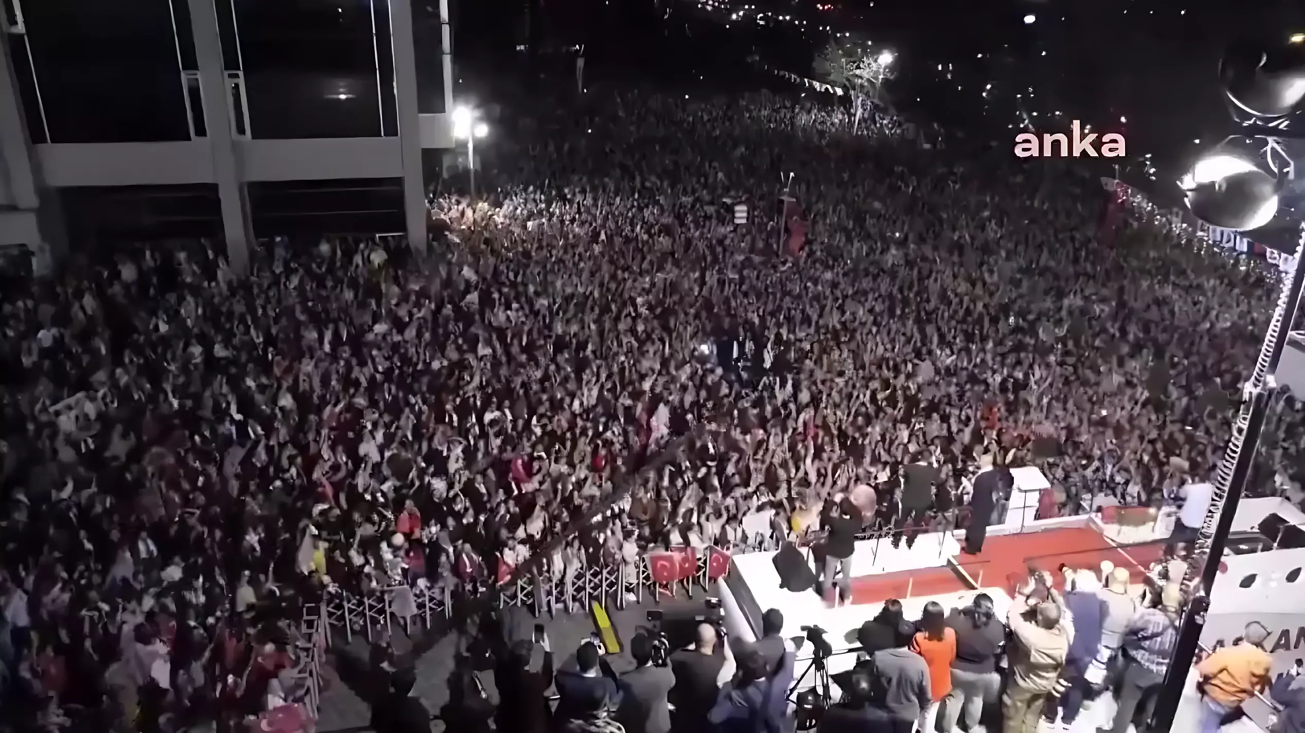 Тысячи людей вышли на улицы турецких городов, чтобы отпраздновать победу над правящей партией