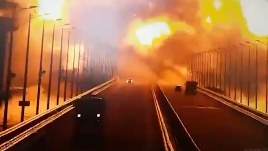 В сети появились видео взрыва на Крымском мосту