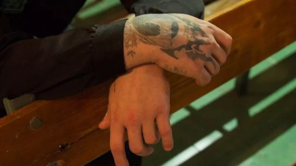 Суд вынес приговор жительнице Черногорска за экстремистскую татуировку