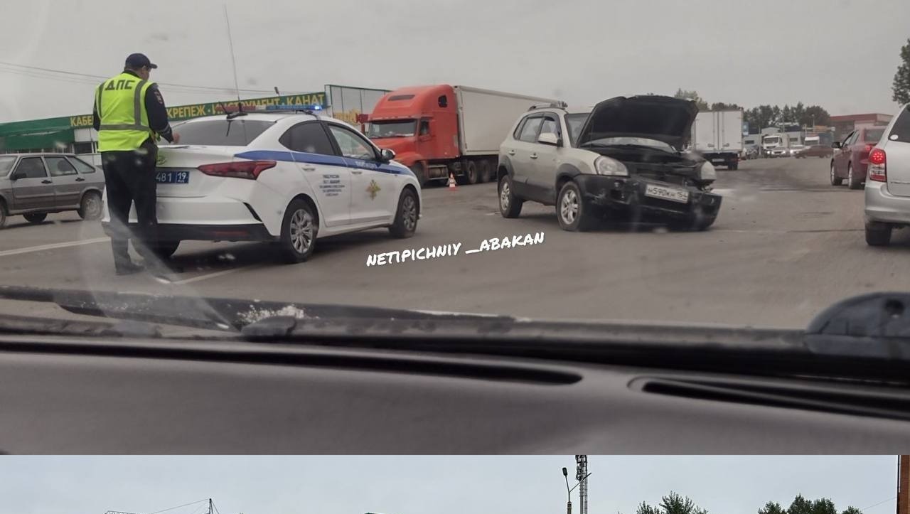 В Абакане после столкновения загорелась Subaru