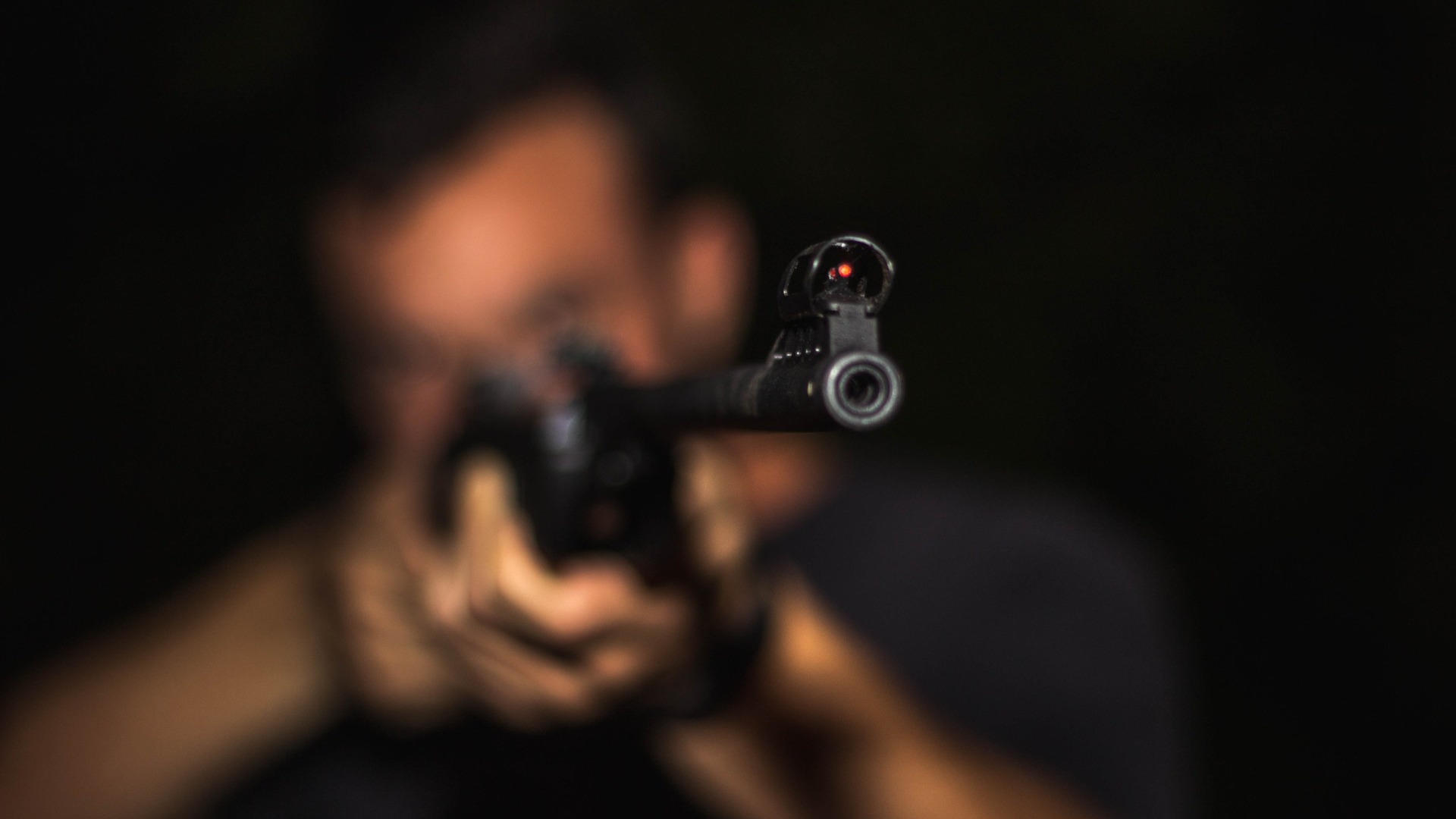 В Черногорске мужчина выстрелил в прохожего из травматического оружия