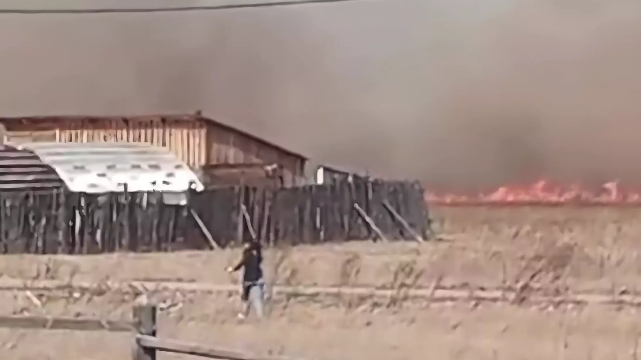 В деревне Кайбалы из-за пала травы начался пожар, огонь добрался до домов