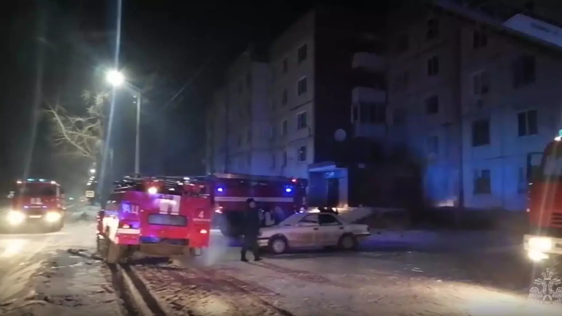 Неизвестные подожгли общежитие в Черногорске — пожарные спасли 15 человек