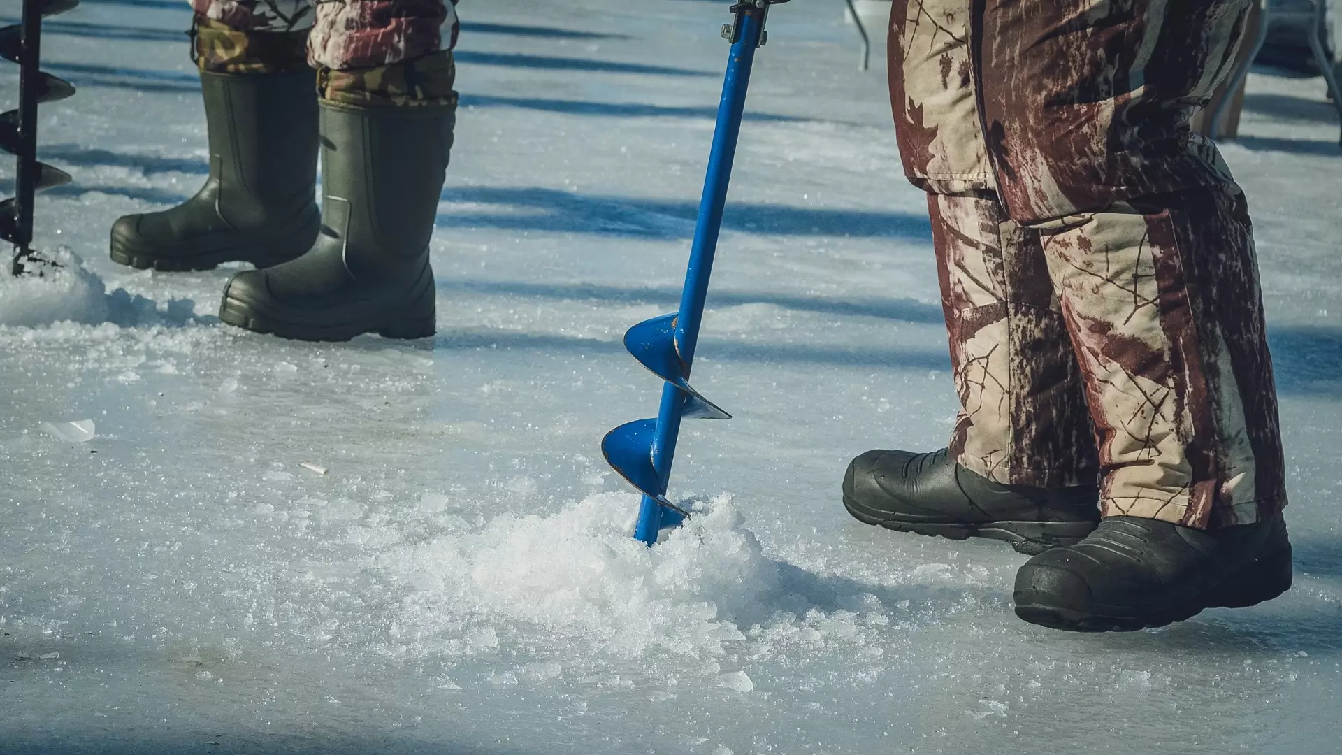 Рыбаков зовут спасать рыбу на замерзшем озере
