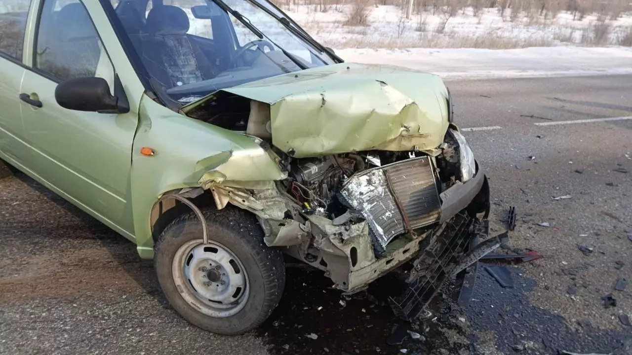 Водитель не держал безопасную дистанцию и получил травмы в селе Зеленое